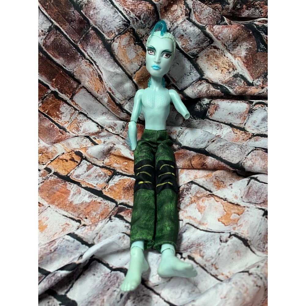 Monster High Doll Skull Shores Gil With Camo Pants Great Paint Needs Arms